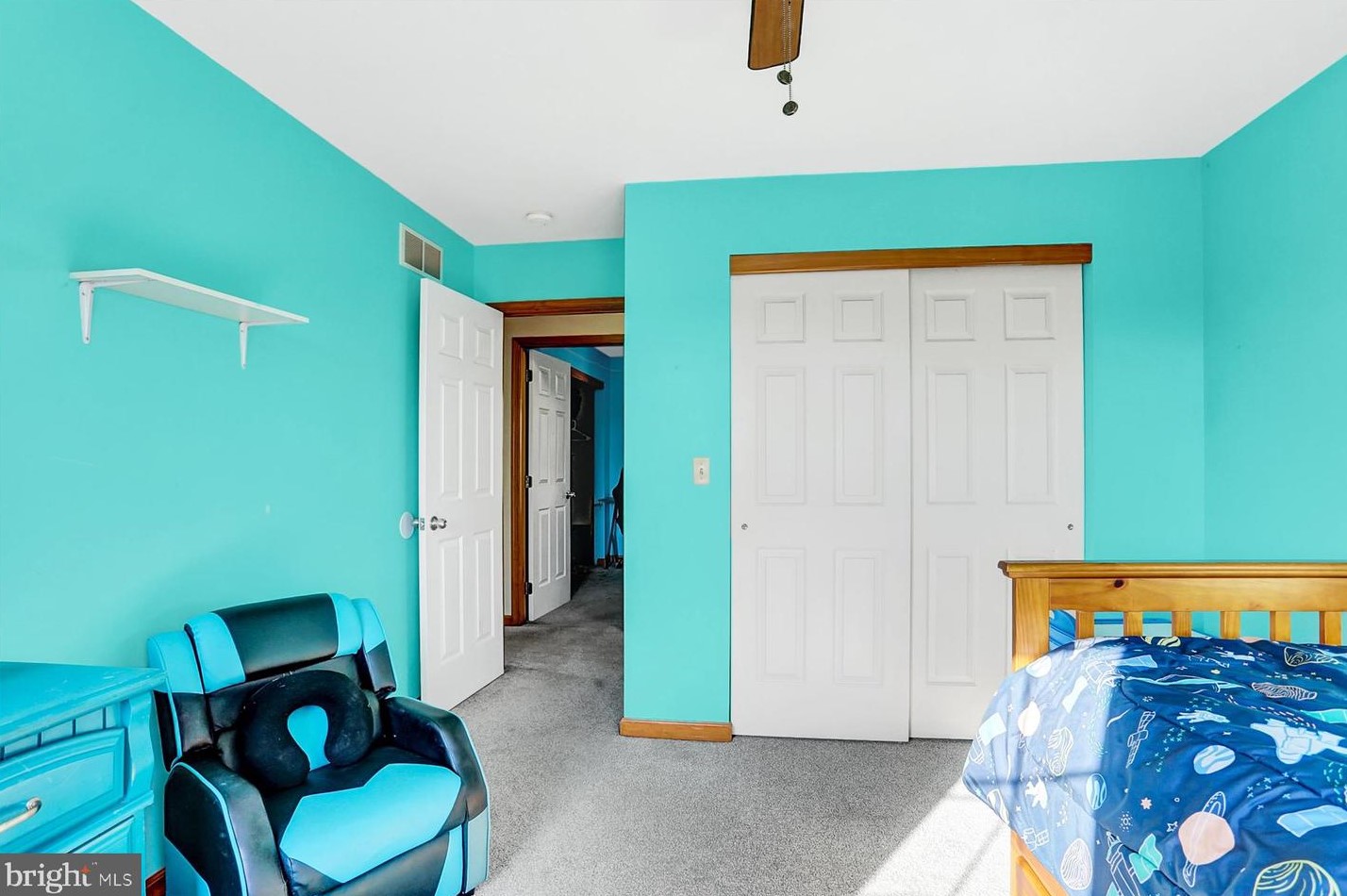 18 Arlington Dr, Carlisle PA 17015-3192 exterior