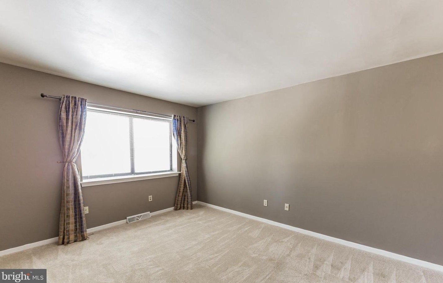 390 Lynetree Dr, West Chester PA 19380-1707 exterior