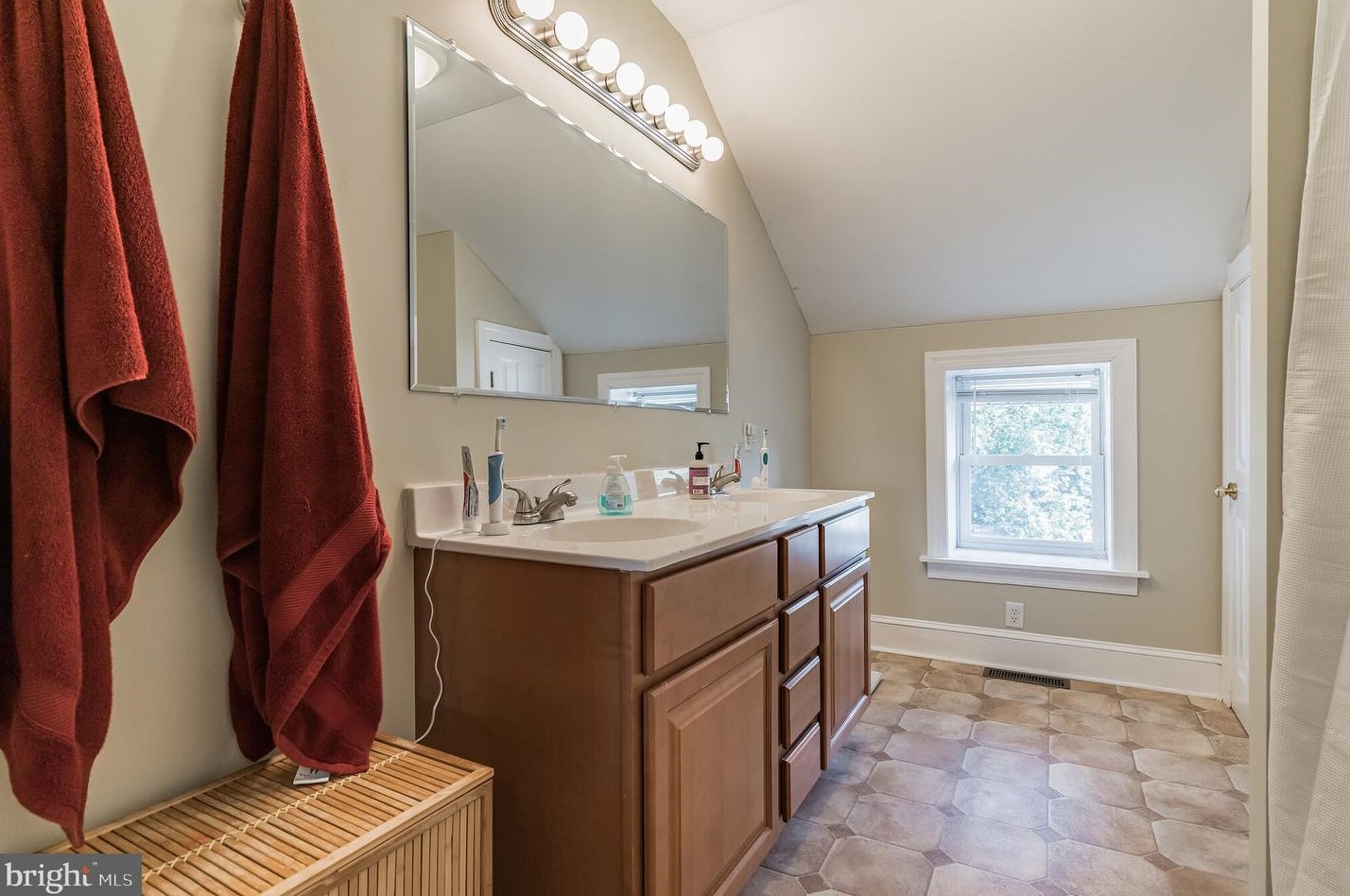 429 Broad St, Oxford PA 19363-1642 exterior