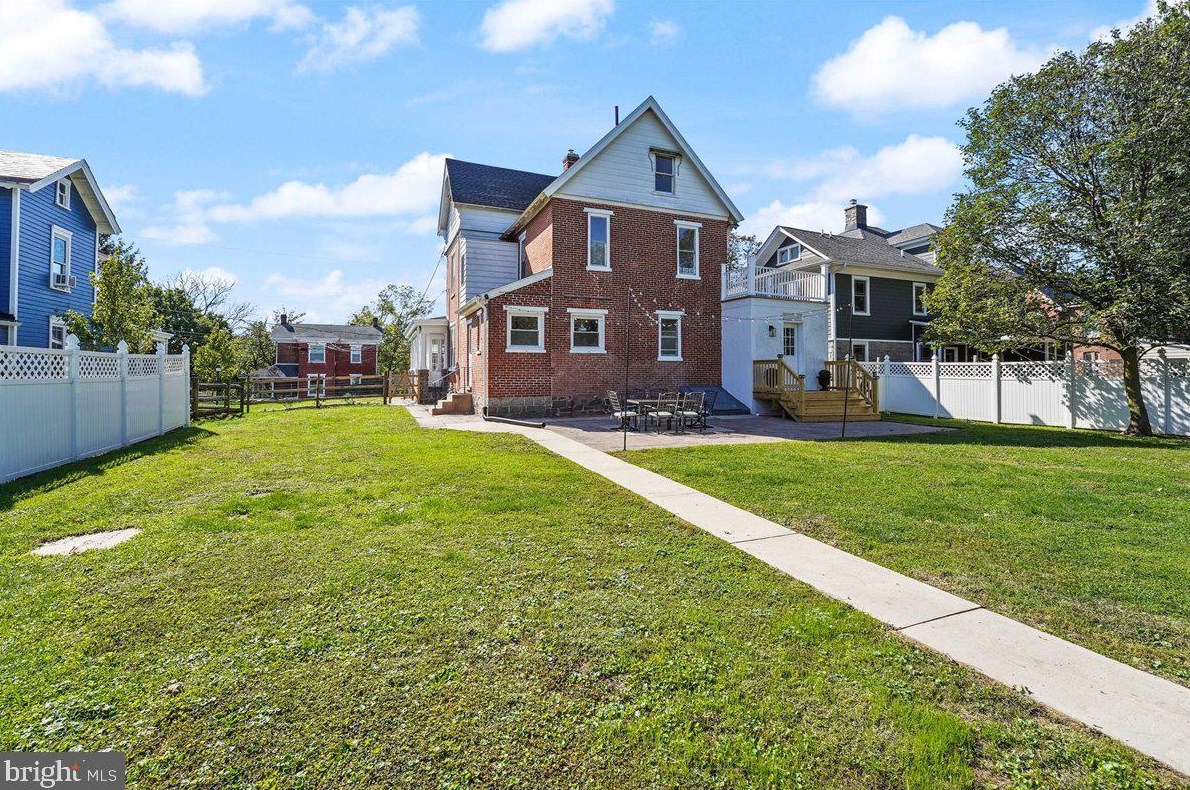 51 Pine St, Oxford PA  19363-1447 exterior