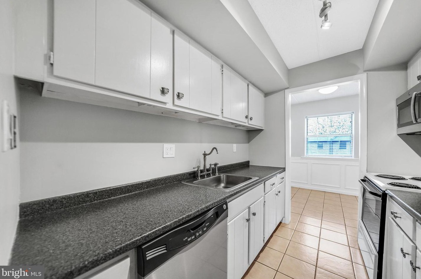 1807 Valley Dr, West Chester PA  19382-6491 exterior