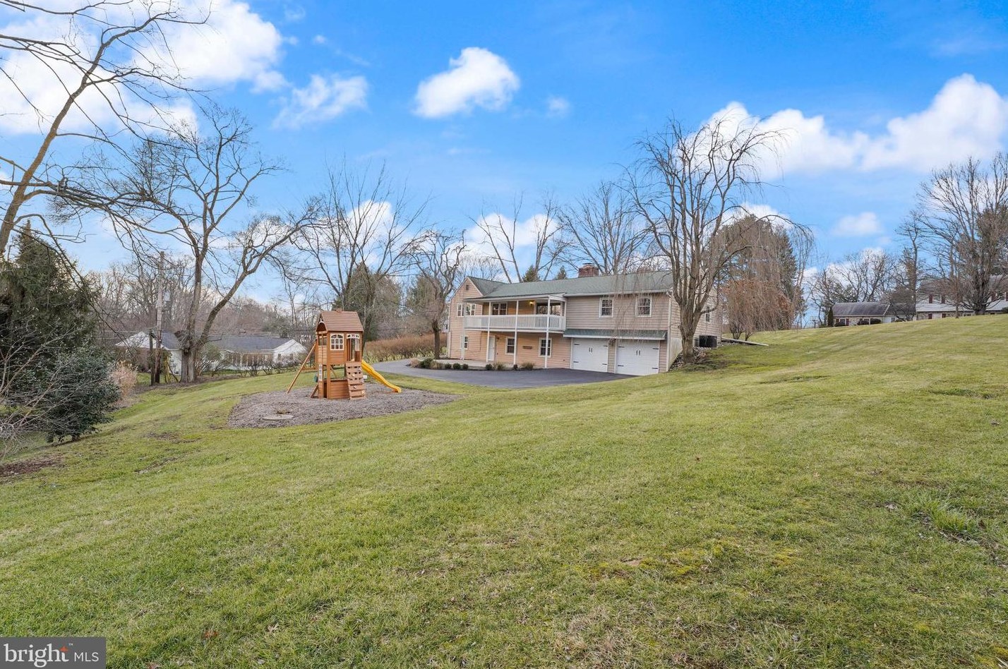 914 Springwood Dr, West Chester PA  19382-2122 exterior