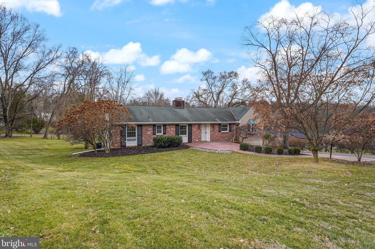 914 Springwood Dr, West Chester PA  19382-2122 exterior