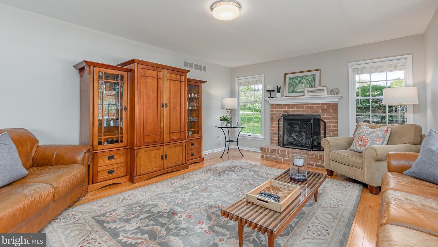 203 Southside Cir, Downingtown PA  19335-4428 exterior