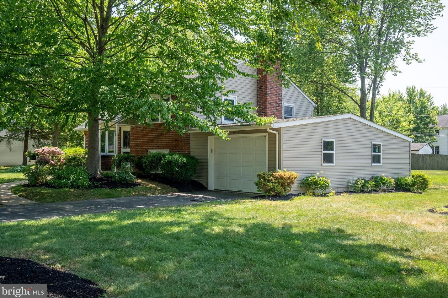 1128 Laurel Dr, West Chester PA  19380-4035 exterior