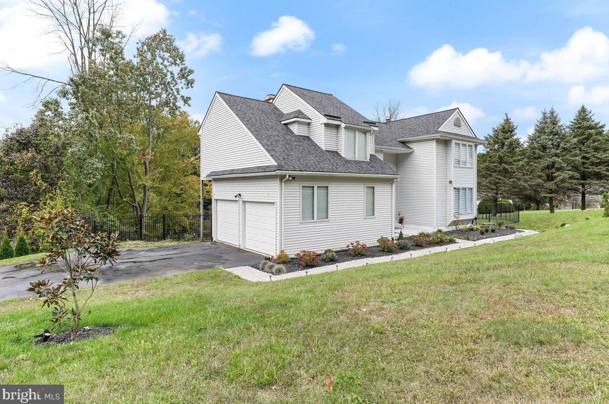 209 Pine Valley Dr, Coatesville PA  19320-1967 exterior