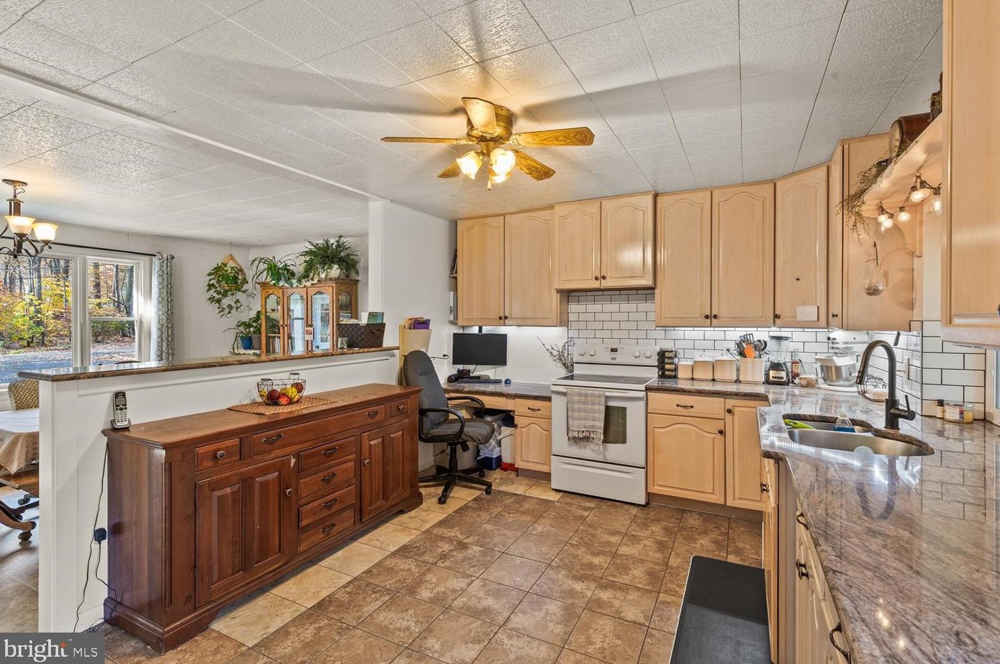 102 Walton Ln, Coatesville PA  19320-1051 exterior