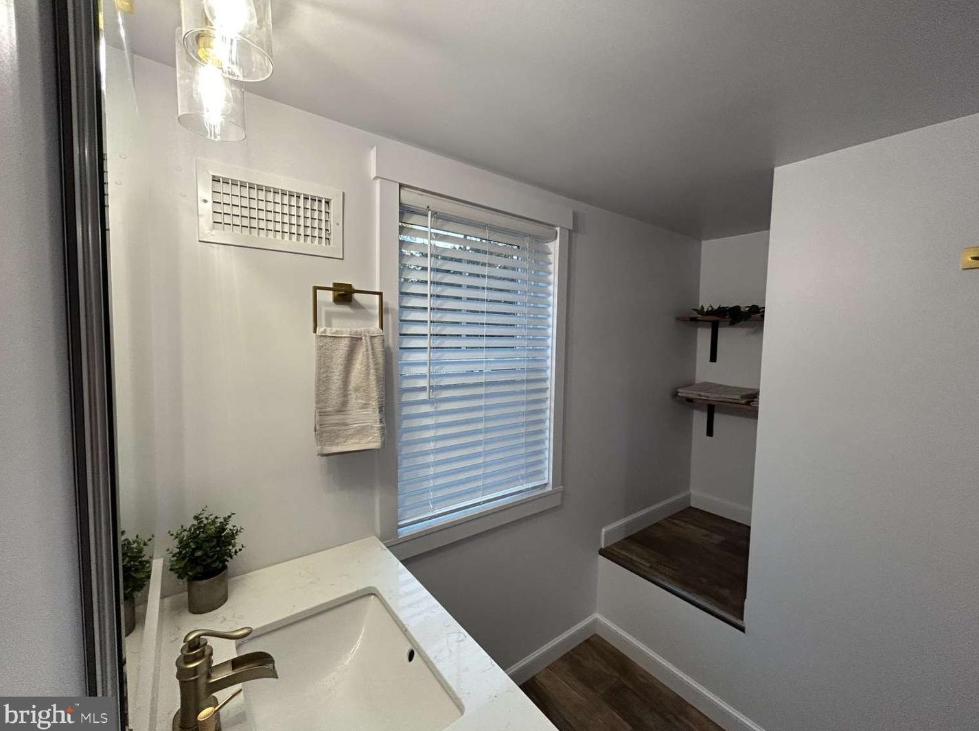 401 Ash Rd, Coatesville PA  19320-1137 exterior