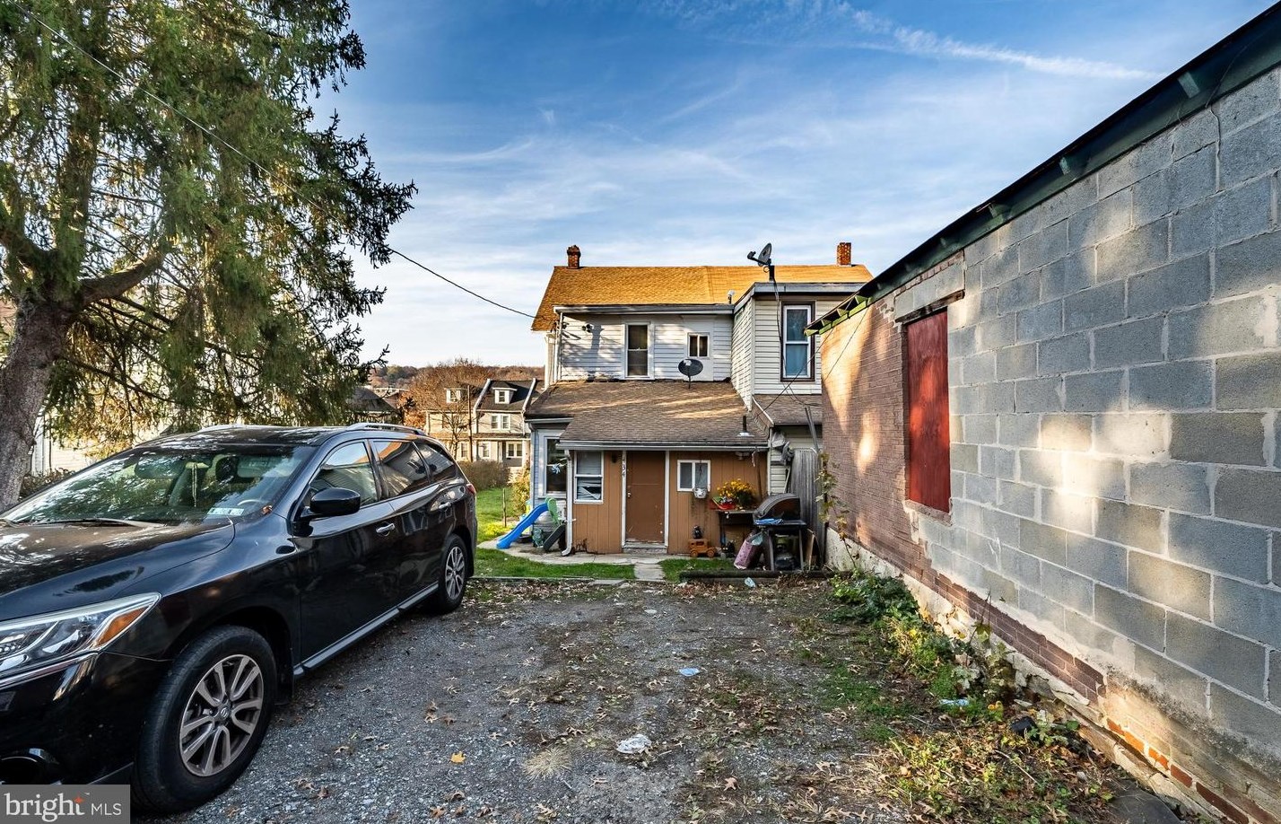 434 Maple Ave, Coatesville PA  19320-3602 exterior