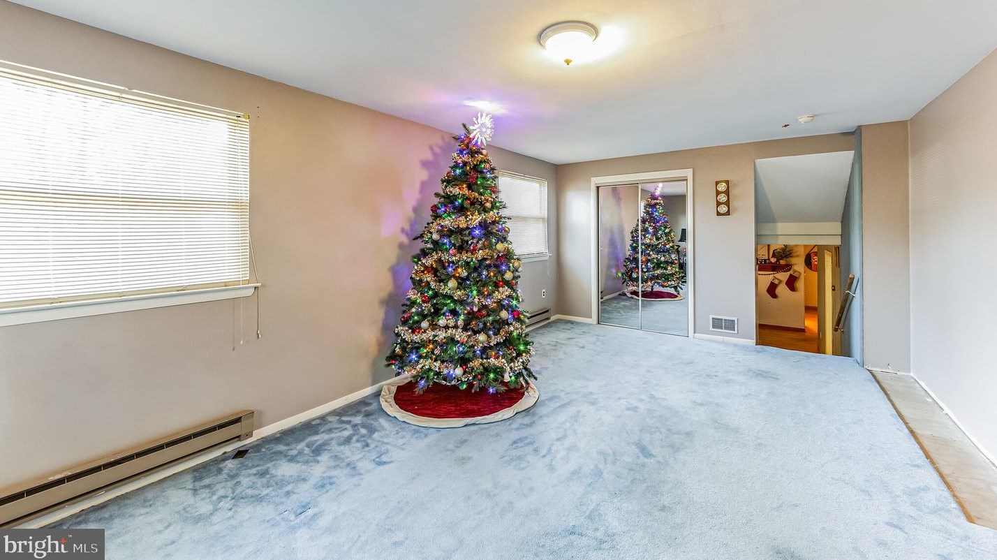 949 Queen Dr, West Chester PA  19380-1443 exterior