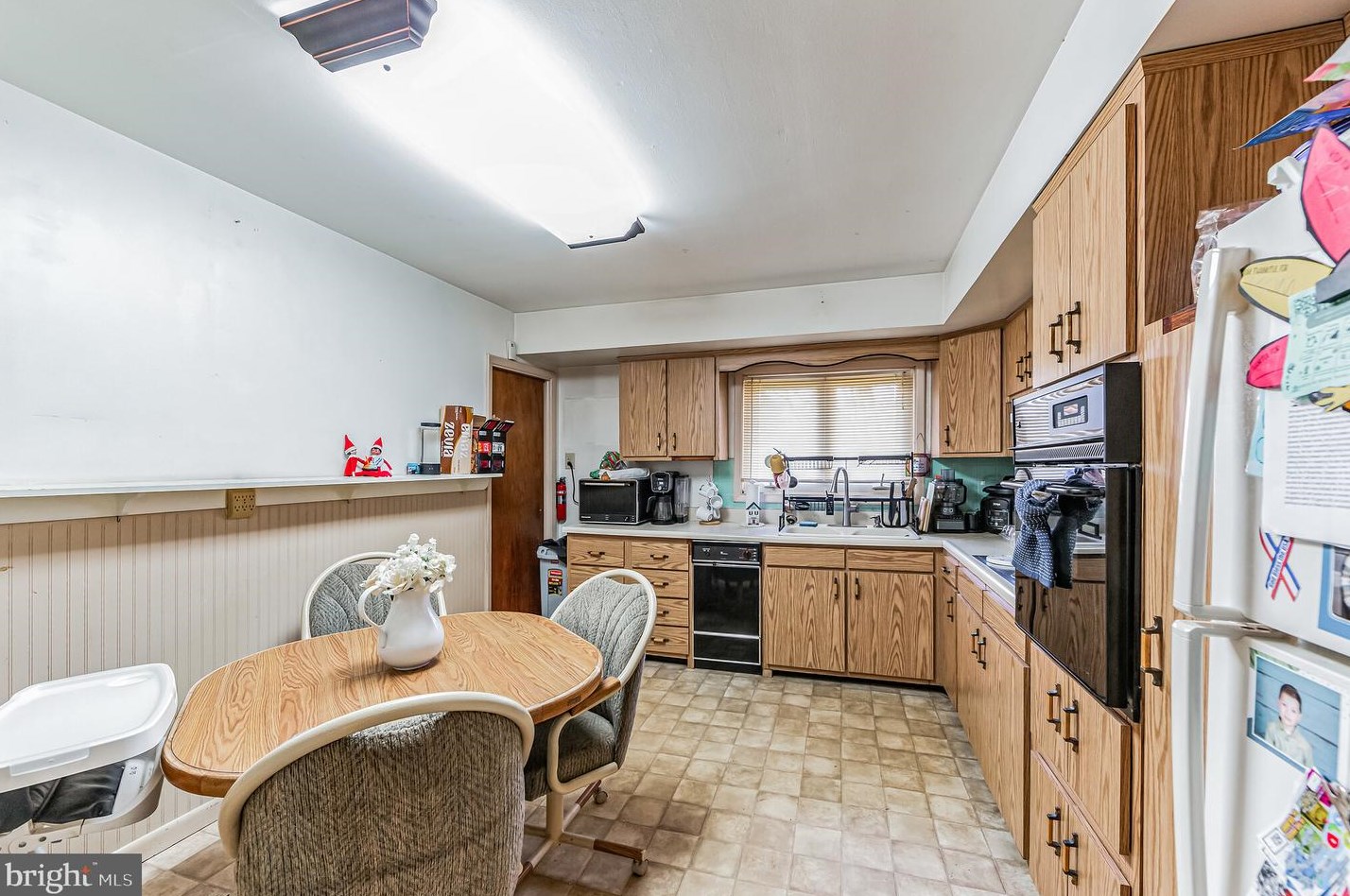 949 Queen Dr, West Chester PA  19380-1443 exterior