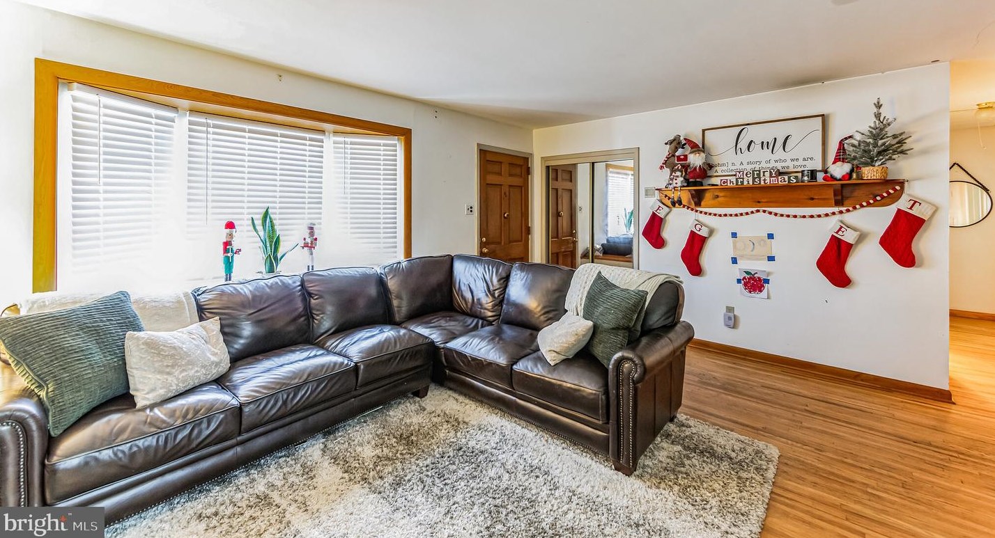 949 Queen Dr, West Chester PA  19380-1443 exterior