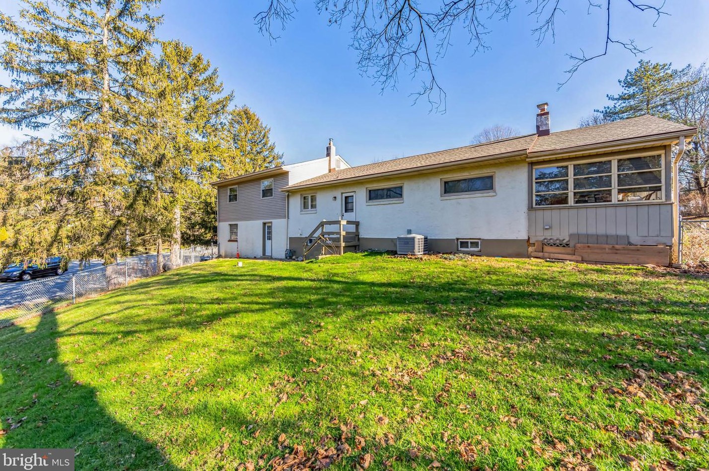 949 Queen Dr, West Chester PA  19380-1443 exterior