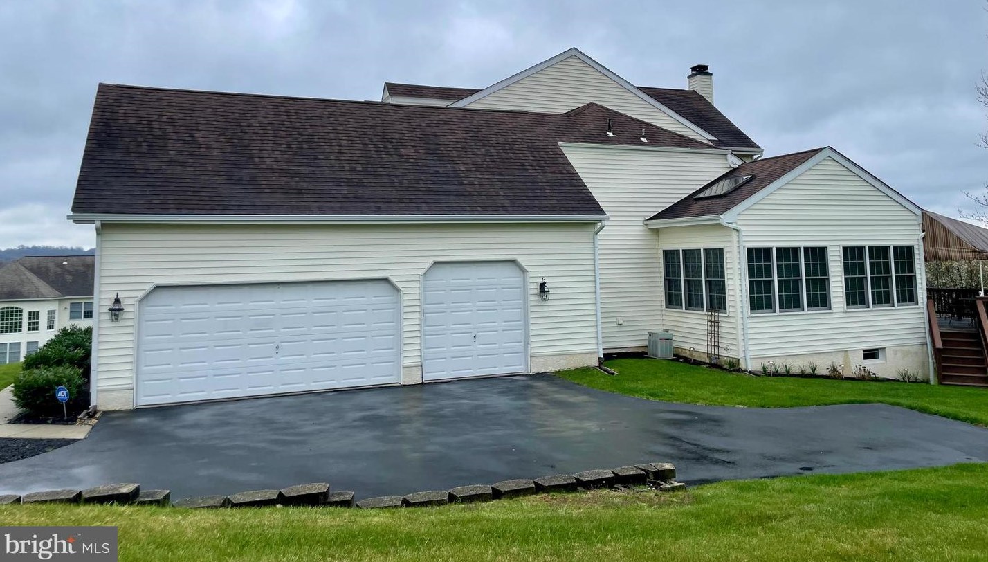 423 Bowen Dr, Exton PA  19341-2366 exterior