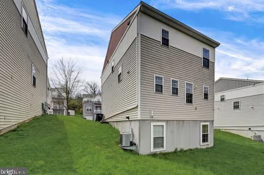 325 Community Ln, Coatesville PA  19320-3746 exterior