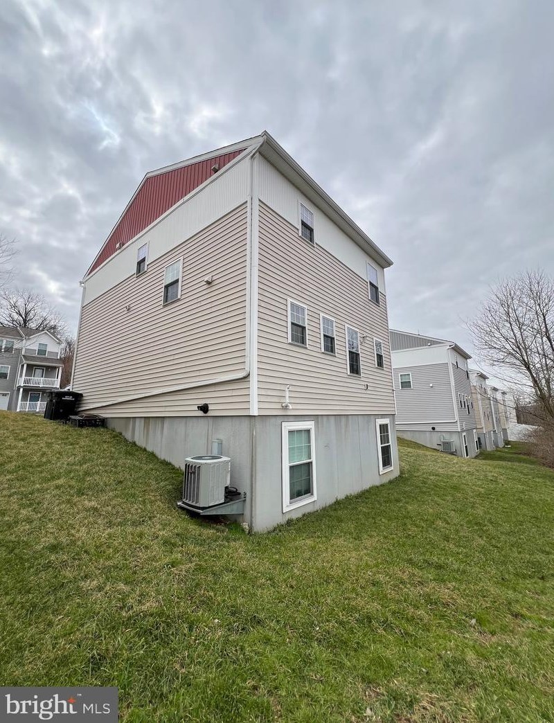 325 Community Ln, Coatesville PA  19320-3733 exterior