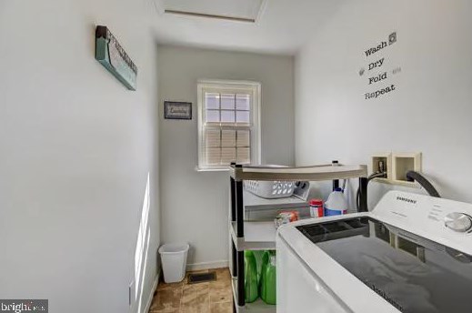 325 Community Ln, Coatesville PA  19320-3746 exterior