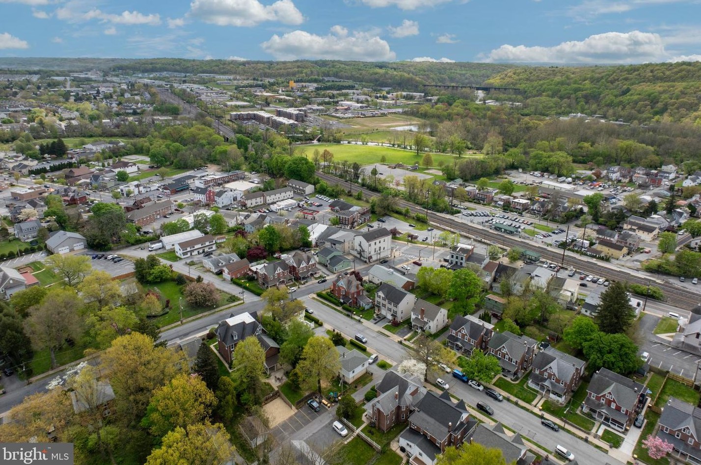 206 Highland Ave, Downingtown PA  19335-2502 exterior