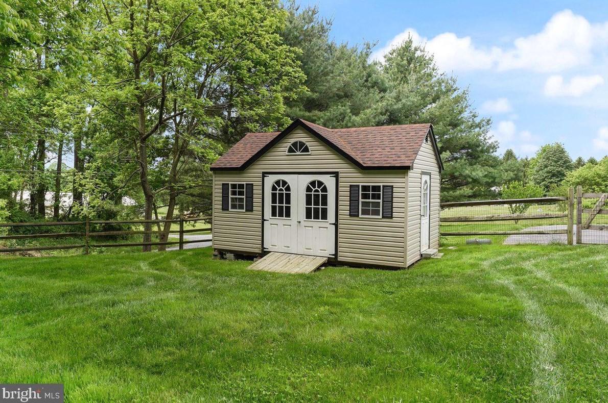 101 Hart Dr, Avondale PA  19311-9610 exterior