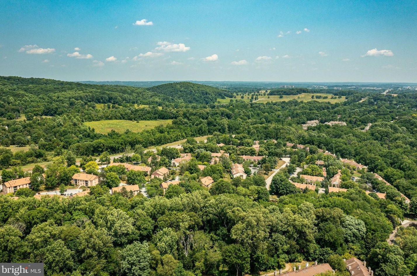 1 Woodstream Dr, Wayne PA  19087-5841 exterior