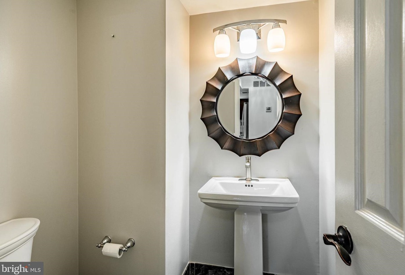 1 Woodstream Dr, Wayne PA  19087-5841 exterior