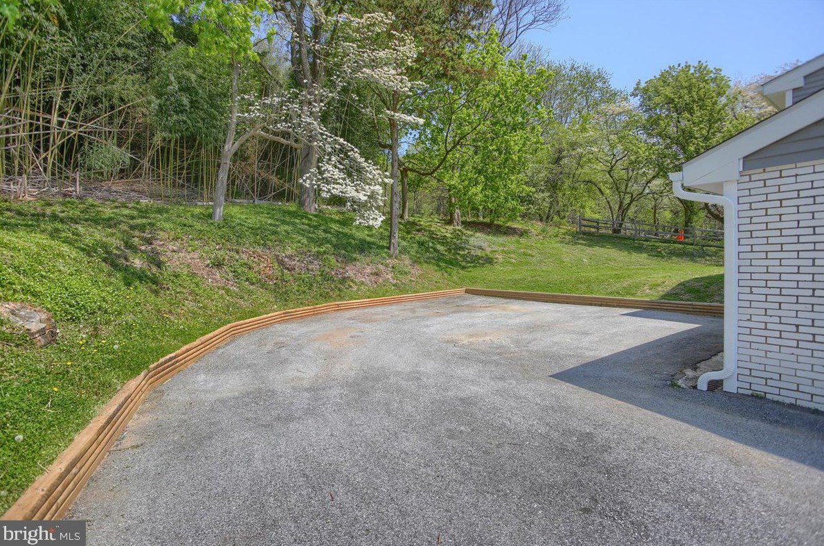 150 Modena Rd, Coatesville PA  19320-4040 exterior