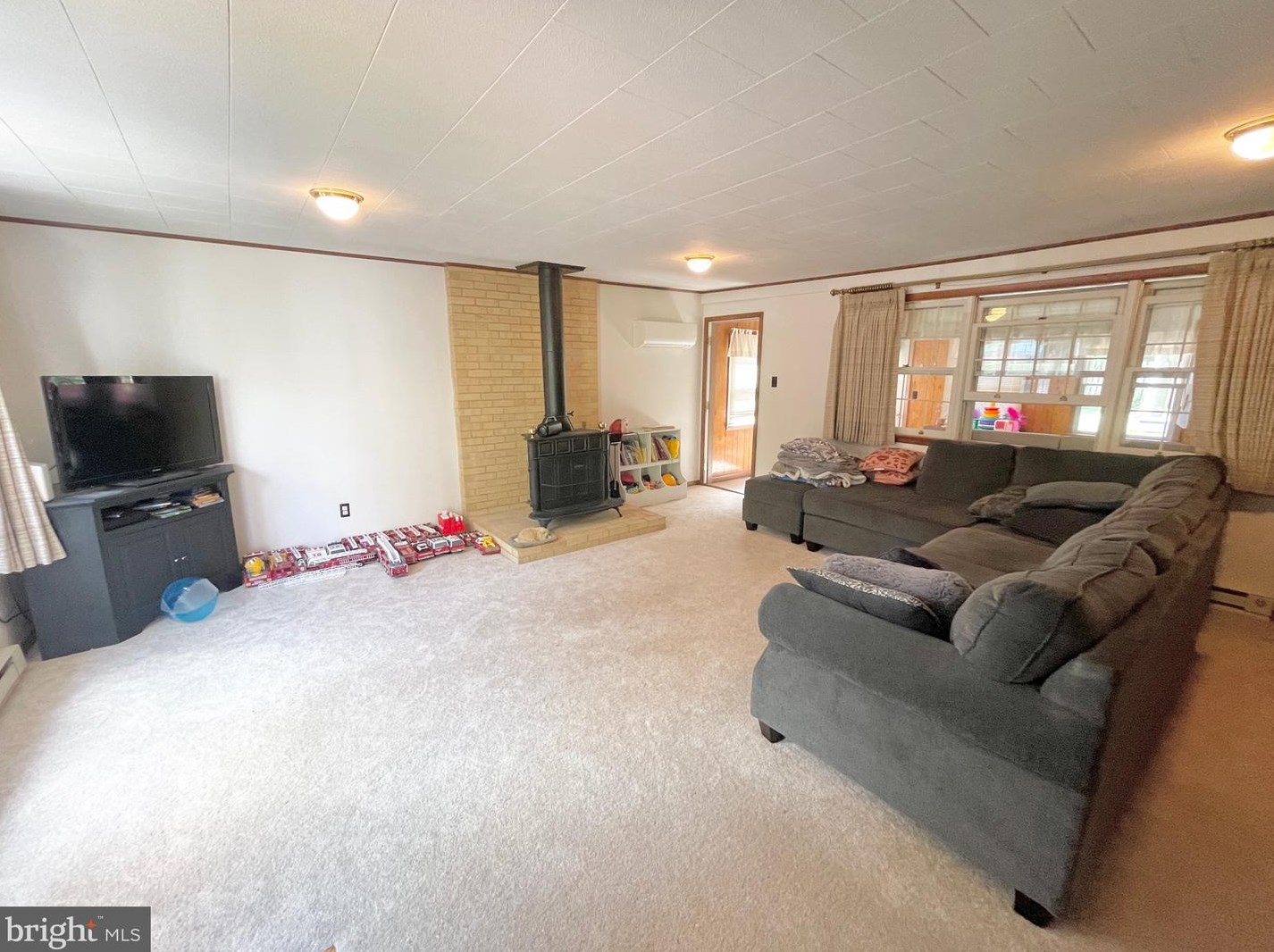 633 Vine St, Hbg Inter Airp PA  17057-2340 exterior