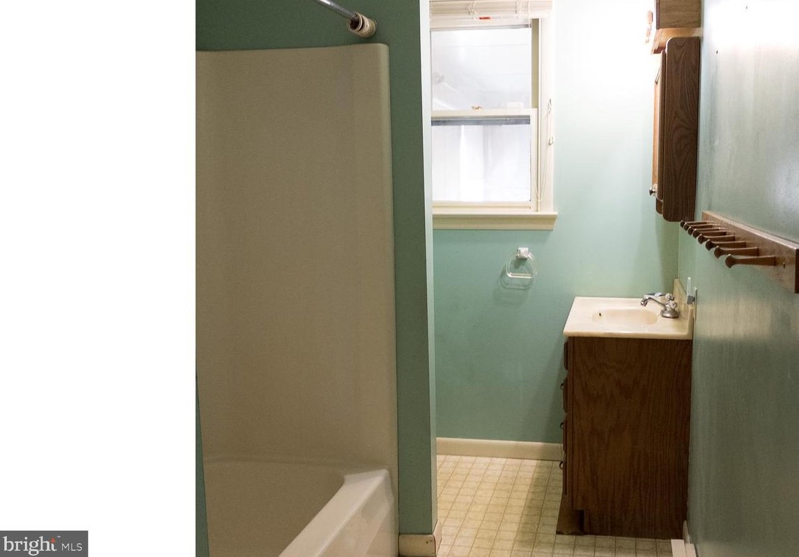 2947 Schoolhouse Rd, Hbg Inter Airp PA  17057-3545 exterior