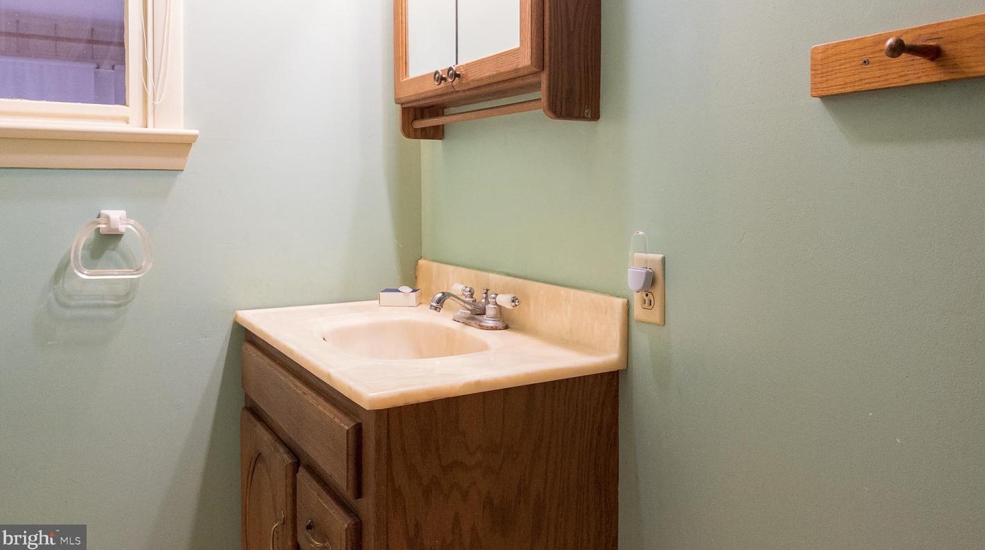 2947 Schoolhouse Rd, Hbg Inter Airp PA  17057-3545 exterior