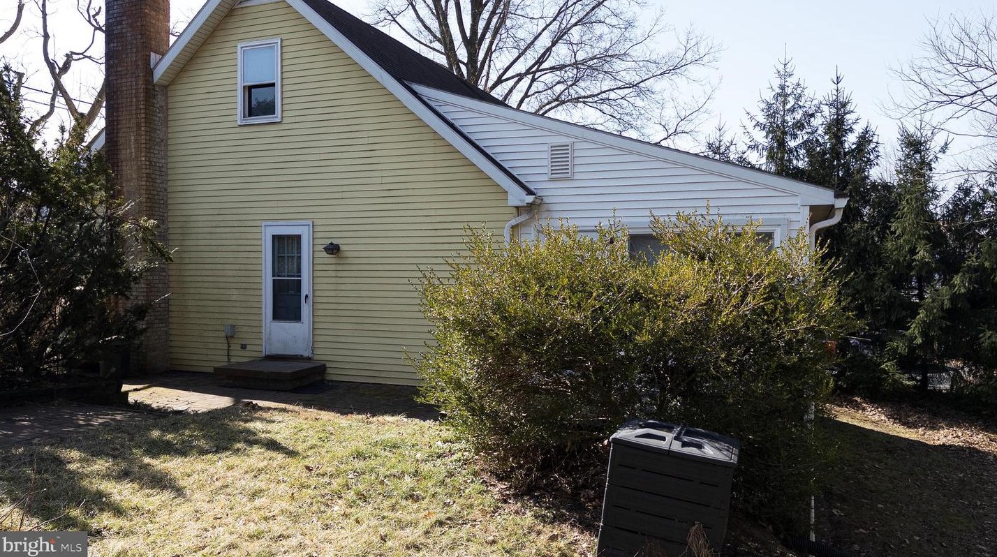 2947 Schoolhouse Rd, Hbg Inter Airp PA  17057-3545 exterior