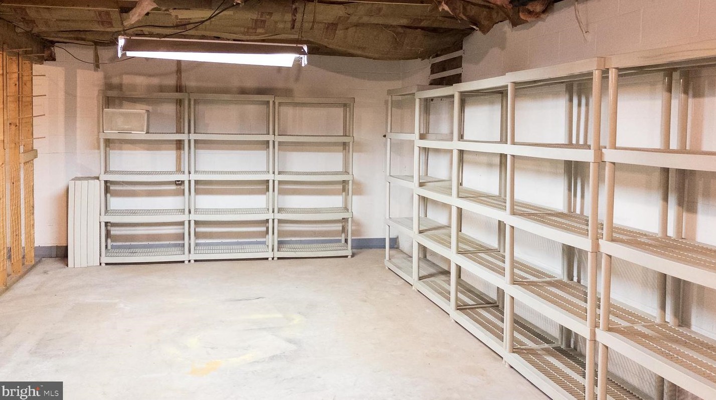 2947 Schoolhouse Rd, Hbg Inter Airp PA  17057-3545 exterior