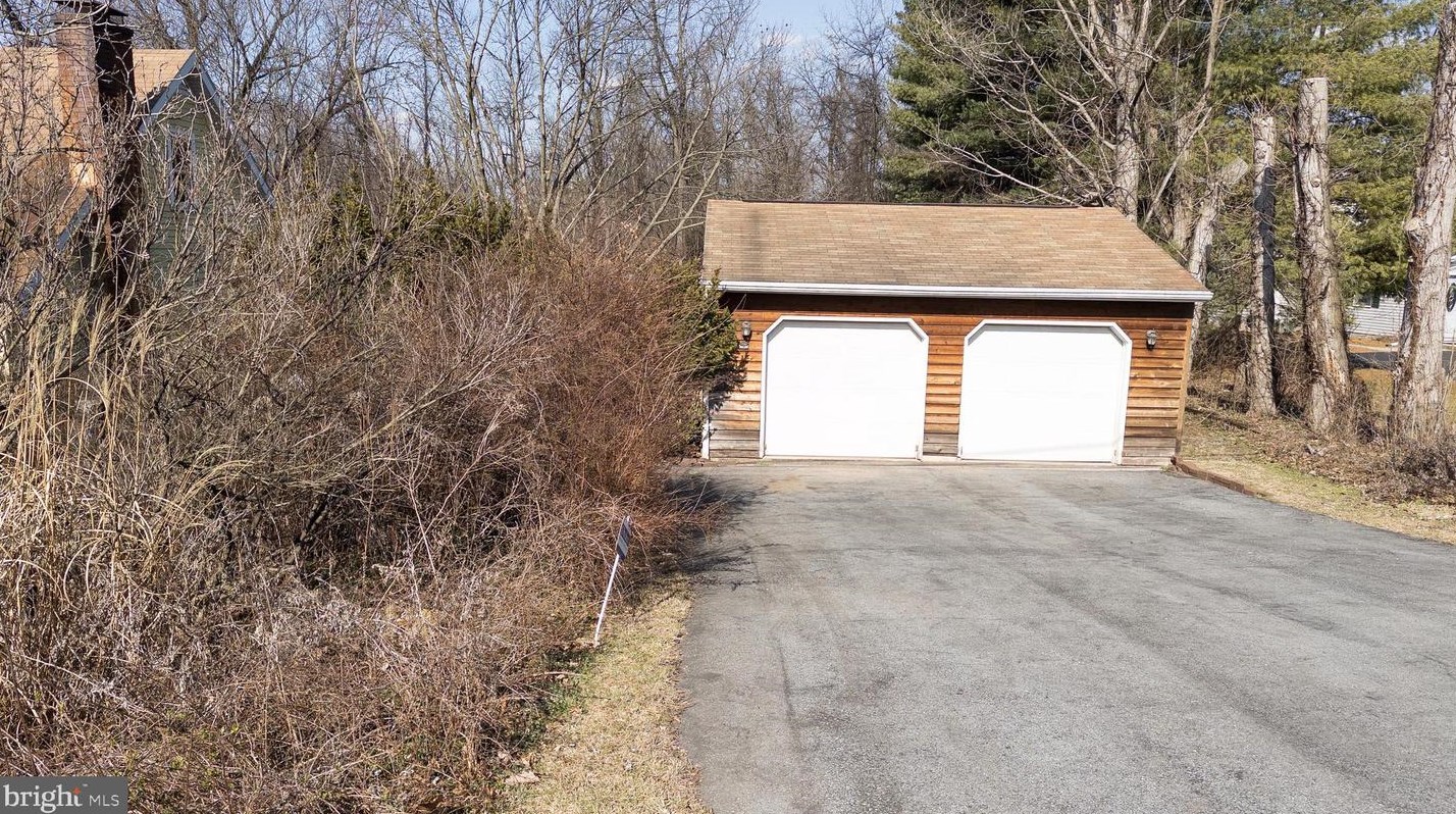 2947 Schoolhouse Rd, Hbg Inter Airp PA  17057-3545 exterior