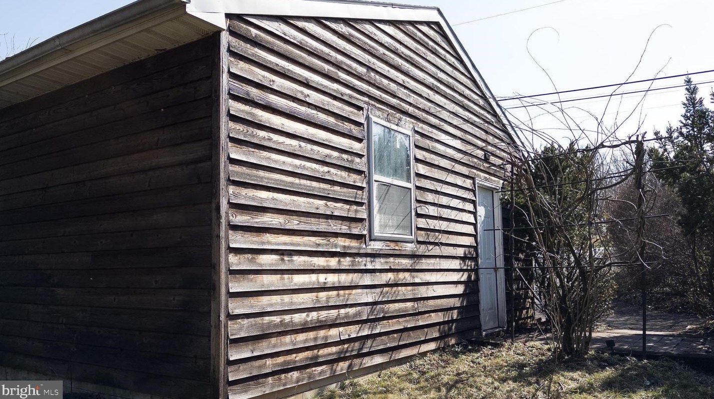 2947 Schoolhouse Rd, Hbg Inter Airp PA  17057-3545 exterior