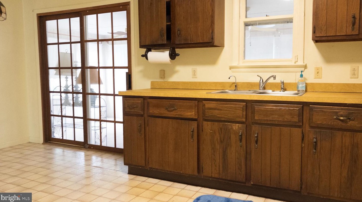 2947 Schoolhouse Rd, Hbg Inter Airp PA  17057-3545 exterior