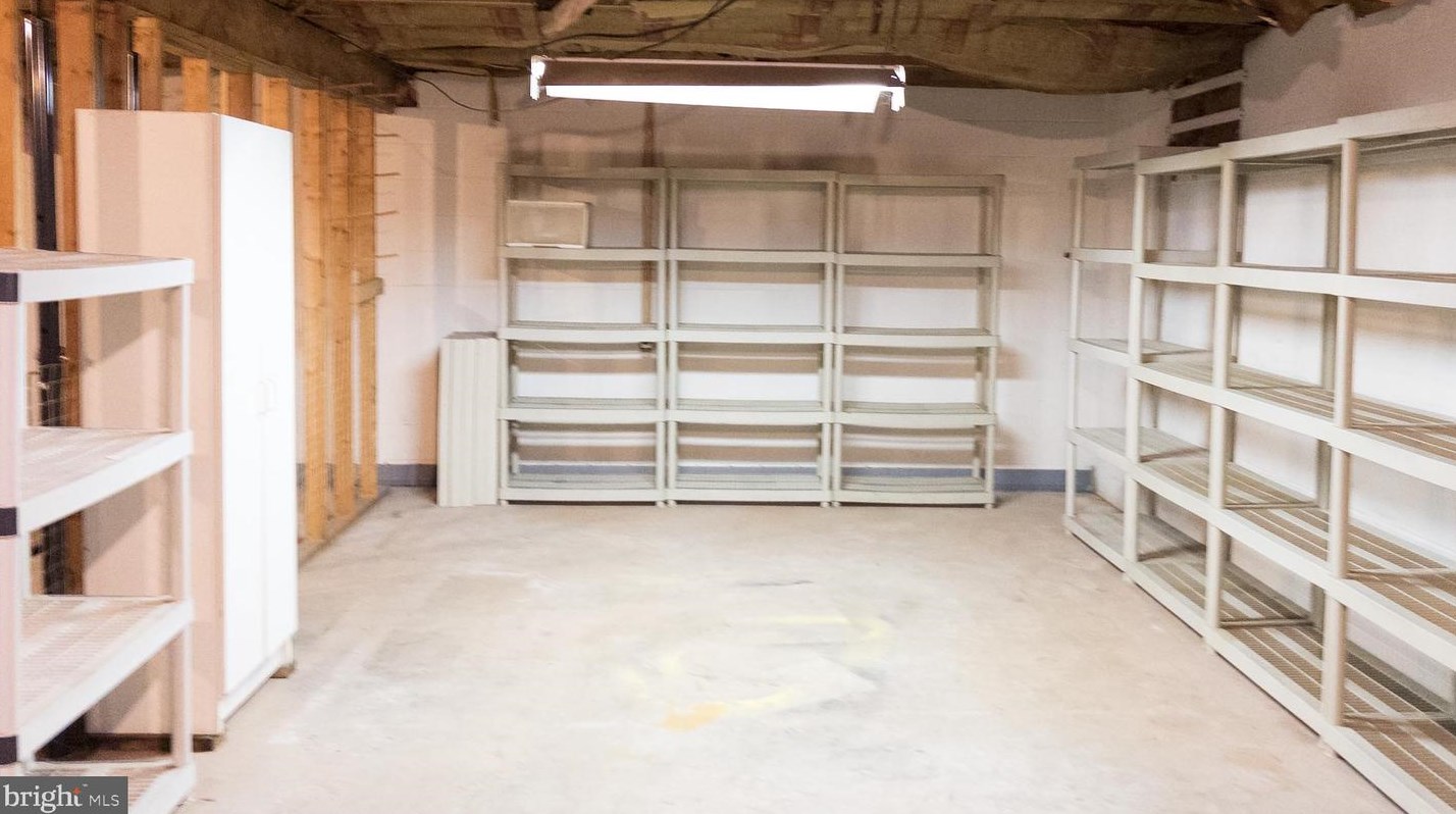 2947 Schoolhouse Rd, Hbg Inter Airp PA  17057-3545 exterior