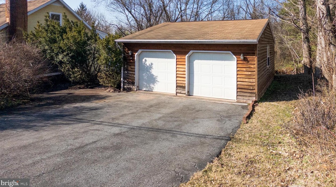 2947 Schoolhouse Rd, Hbg Inter Airp PA  17057-3545 exterior