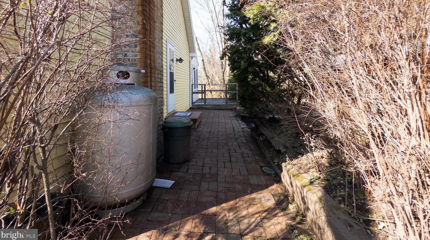 2947 Schoolhouse Rd, Hbg Inter Airp PA  17057-3545 exterior