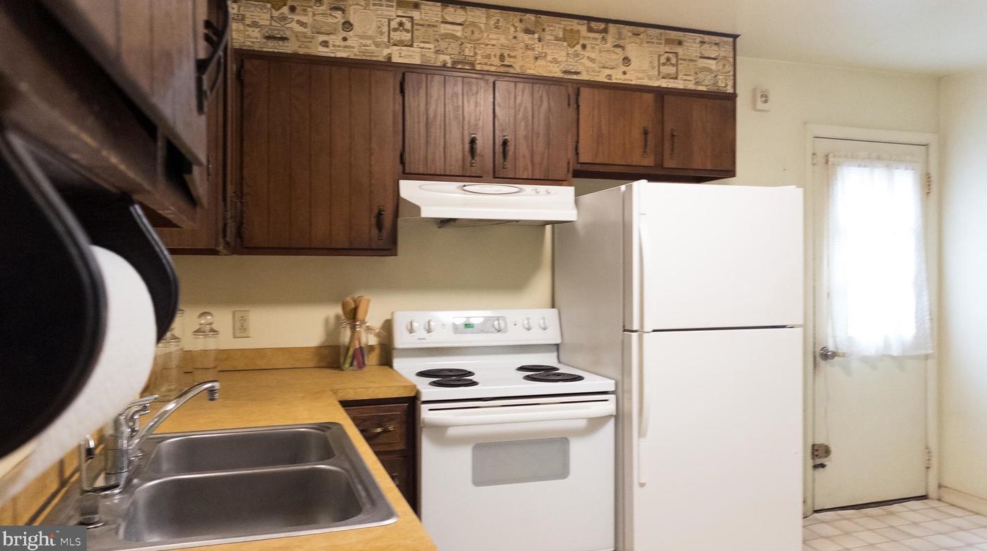 2947 Schoolhouse Rd, Hbg Inter Airp PA  17057-3545 exterior