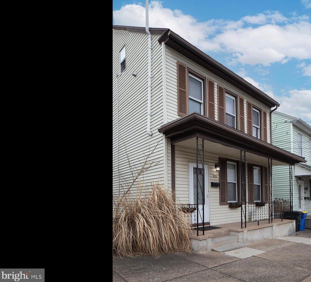 225 Ann St, Hbg Inter Airp PA  17057-1102 exterior