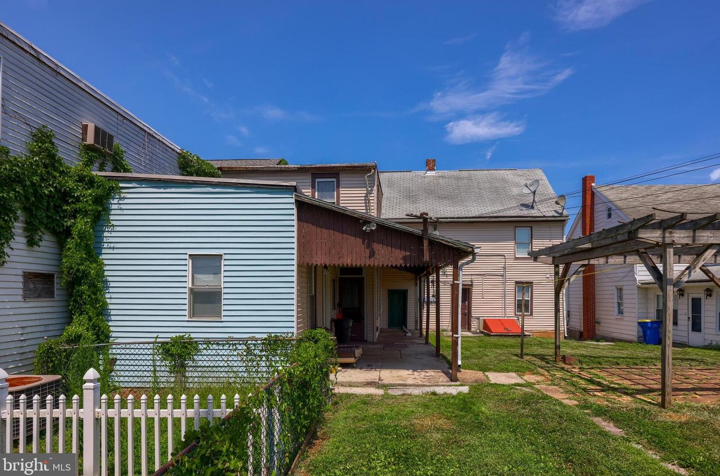 132 Main St, Hbg Inter Airp PA  17057-1215 exterior