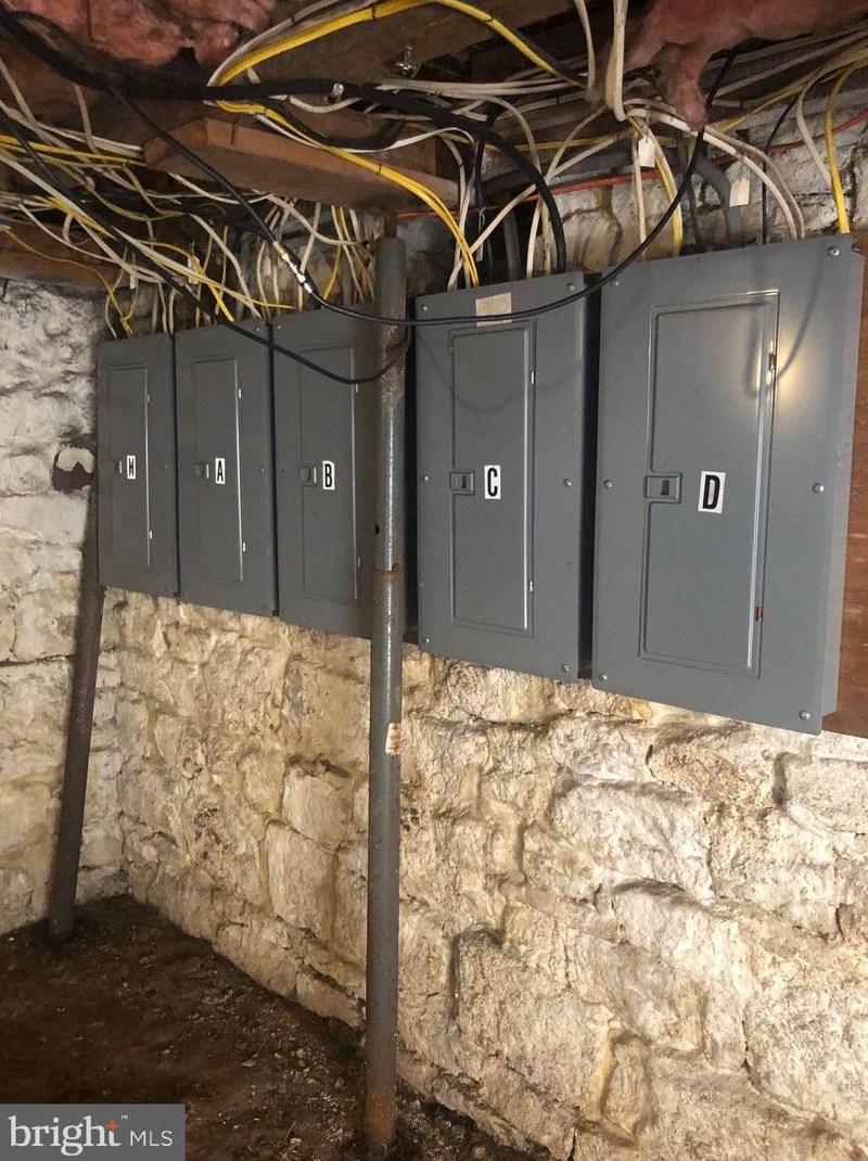 132 Main St, Hbg Inter Airp PA  17057-1215 exterior