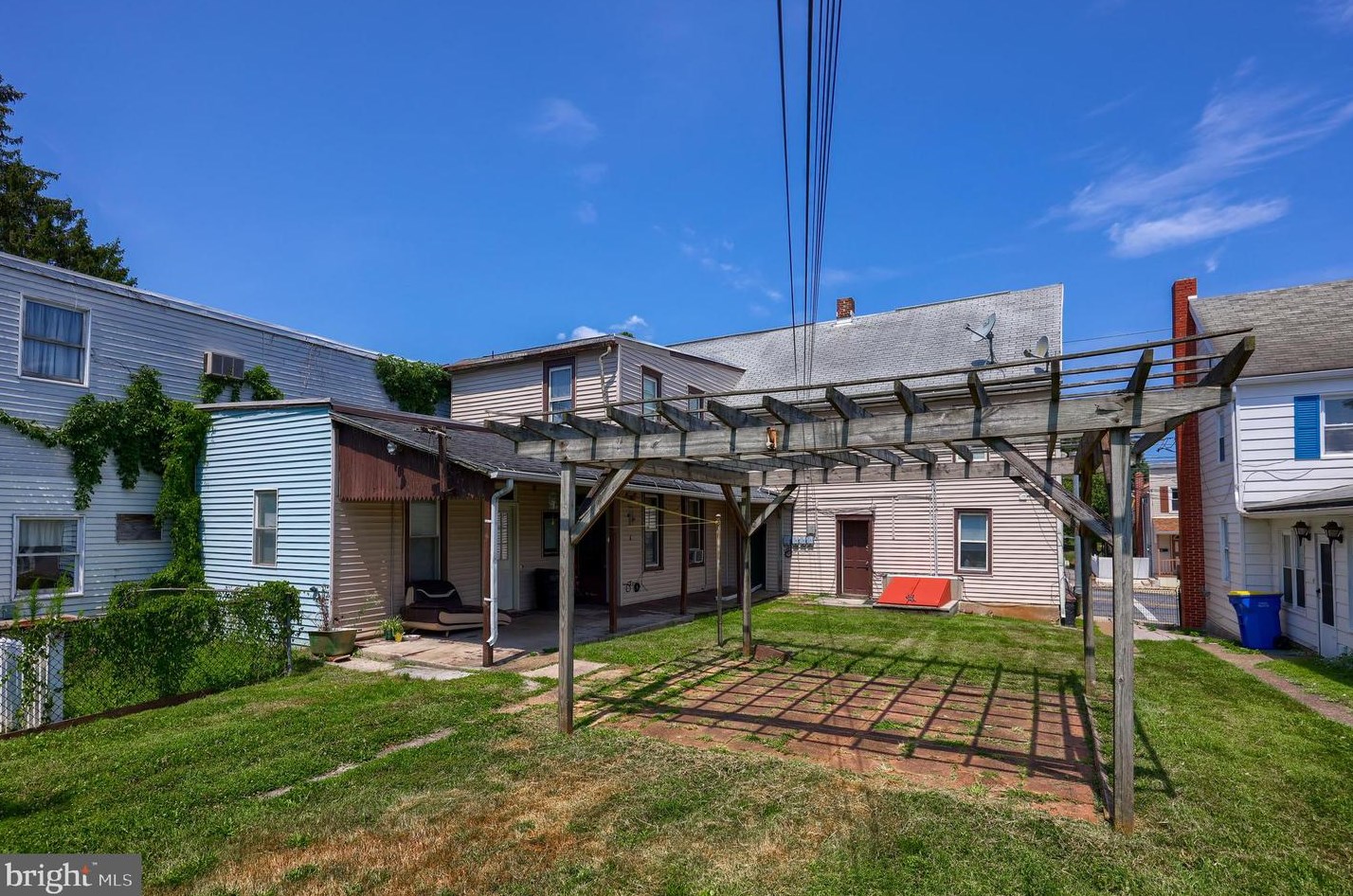 132 Main St, Hbg Inter Airp PA  17057-1215 exterior