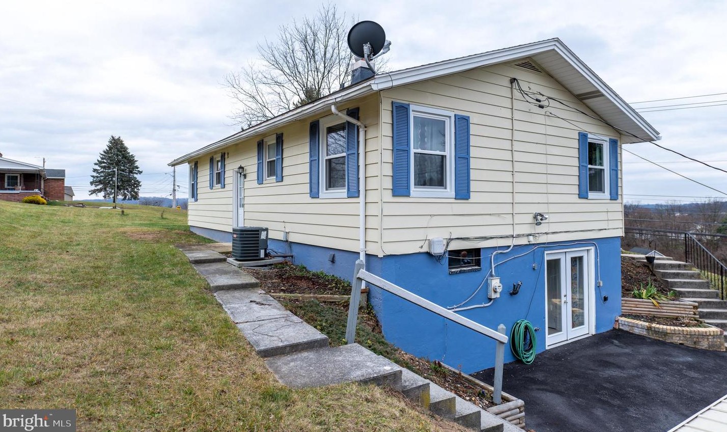 8366 Hilton St, Hummelstown PA  17036-8680 exterior