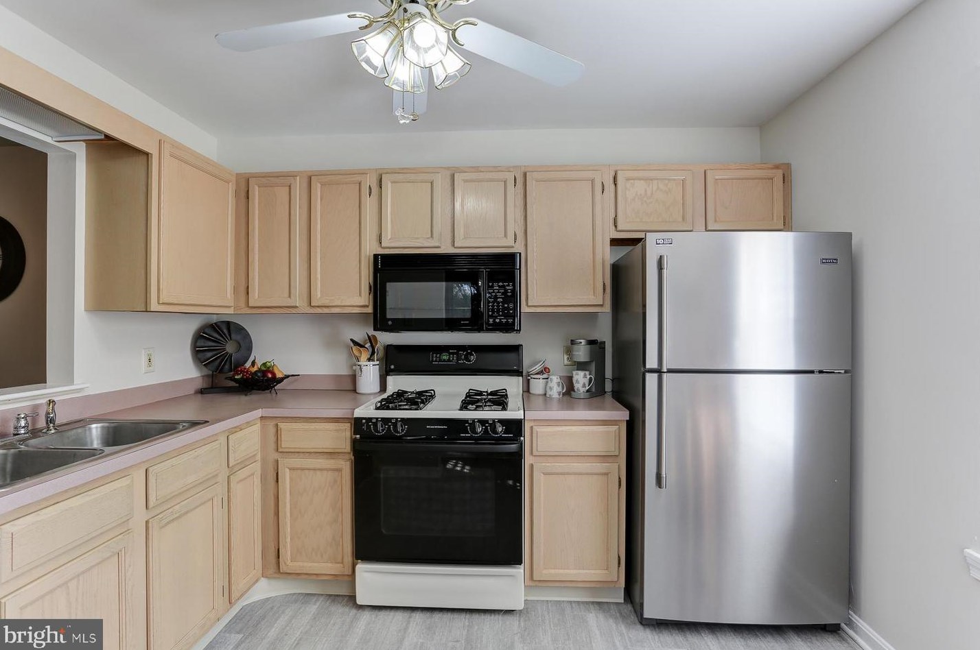 5803 Hidden Lake Dr, Harrisburg PA  17111-4678 exterior