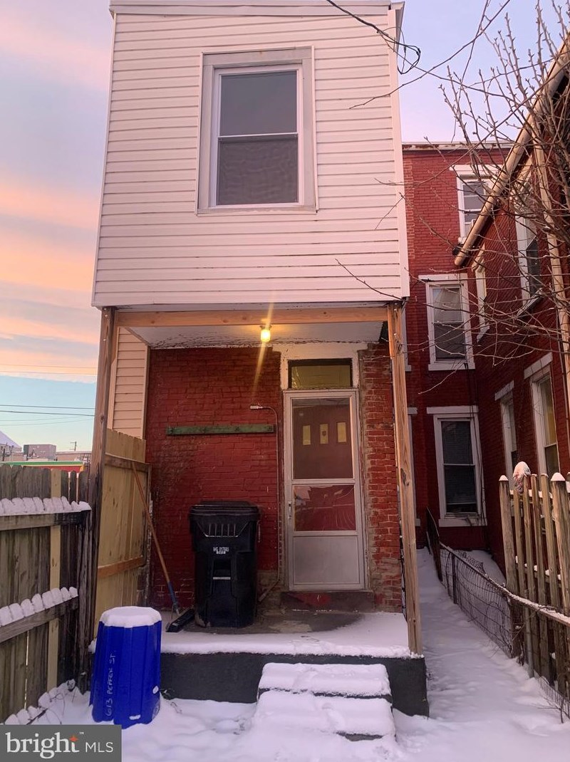 613 Peffer St, Harrisburg PA  17102-1025 exterior