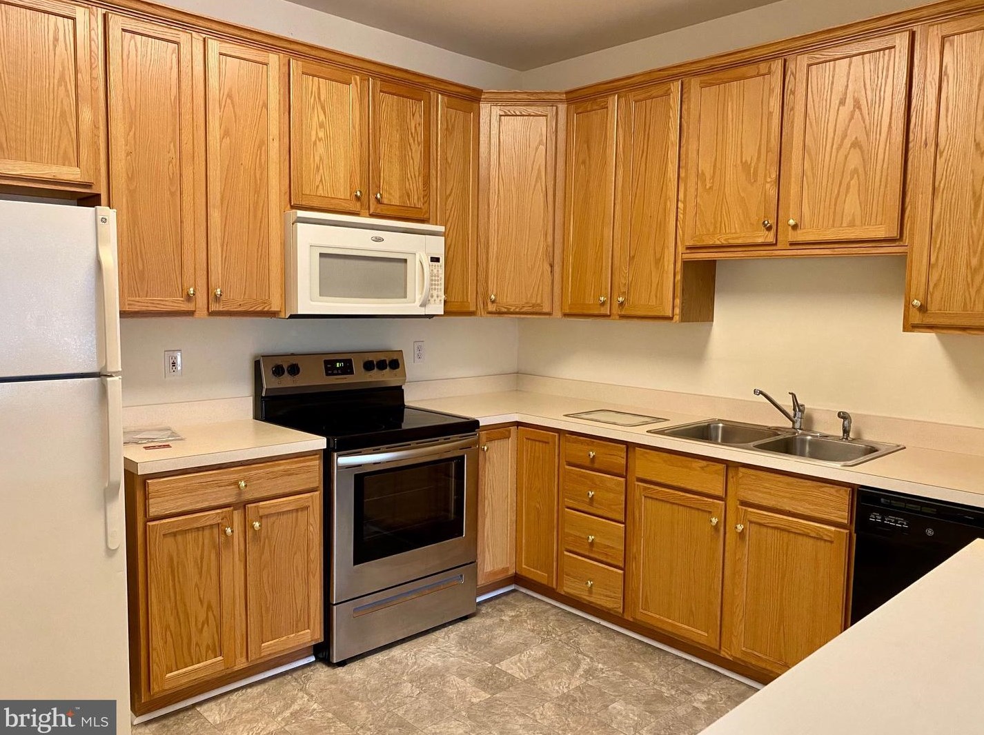 1946 Limestone Dr, Hummelstown PA  17036-7023 exterior