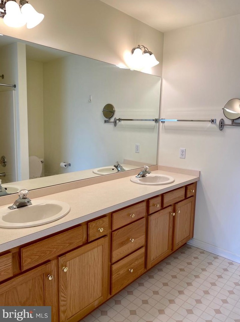 1946 Limestone Dr, Hummelstown PA  17036-7023 exterior