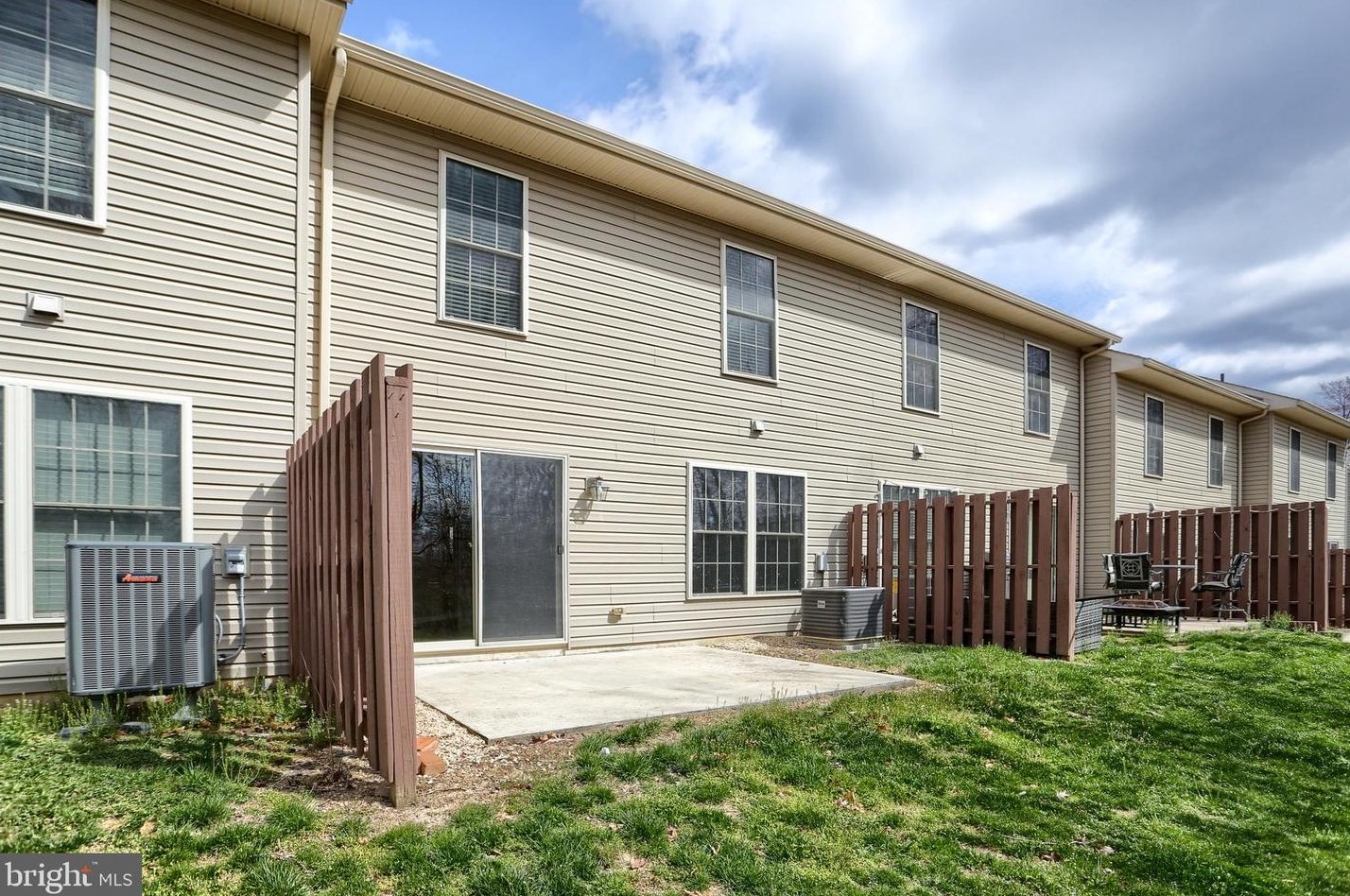 539 Pond View Ct, Harrisburg PA  17110-4020 exterior