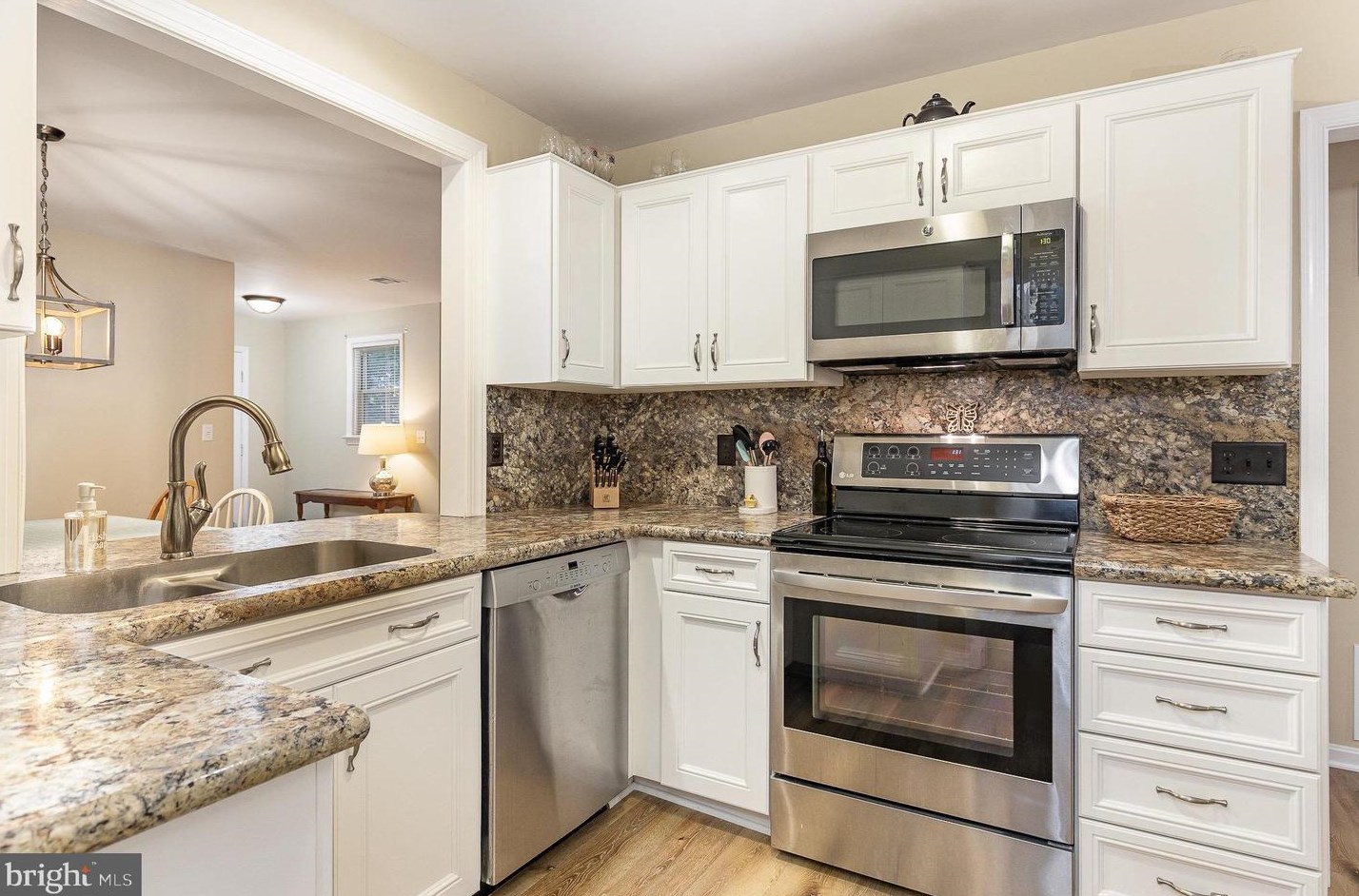 571 Roslaire Dr, Hummelstown PA  17036-9165 exterior
