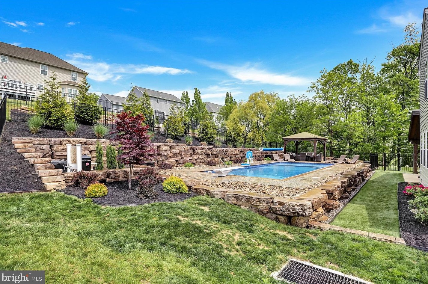 2228 Northview Ln, Harrisburg PA 17110-3913 exterior